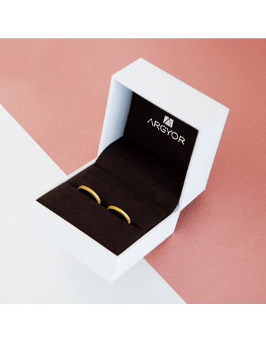 Alianza de boda clásica con diamante...